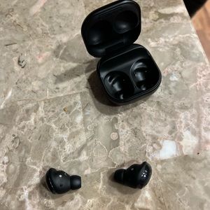 🚨SOLD🚨Wireless earbuds Samsung